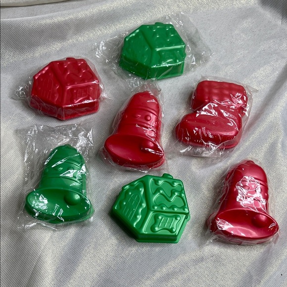 Festive Red and Green Holiday Jello Jelly Molds Gingerbread House Bell Socking 7 - Picture 2 of 13